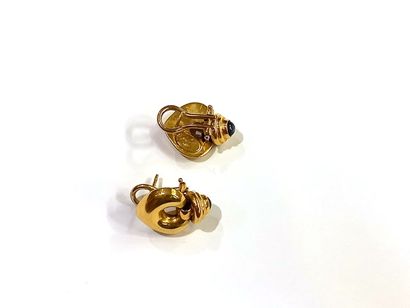null VASCHIERI signed. Pair of 18K (750) yellow gold earrings featuring a heart holding...