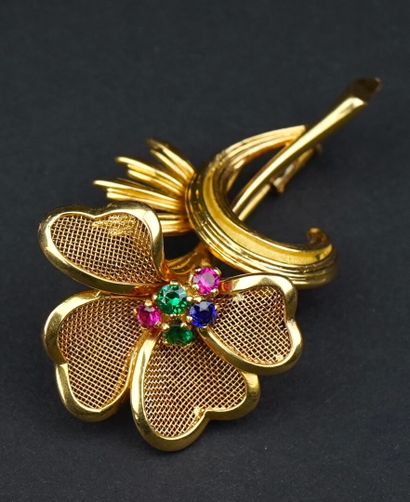 null Brooch in 18K (750) yellow gold featuring a pansy with petals in gold mesh....