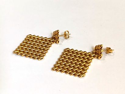null Pair of 18K (750) yellow gold earrings with two rhombuses in grains of rice...