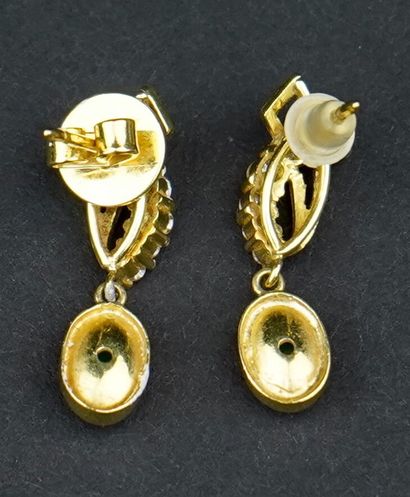 null Pair of yellow gold earrings, forming a twist of six diamonds arranged in fall...