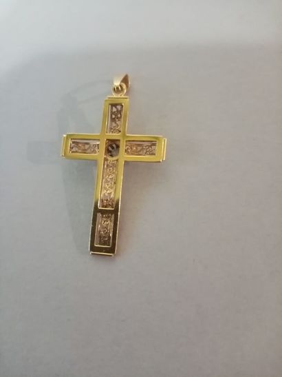 null Yellow gold cross with a 0.01 carat diamond 

Weight 1, 97 gr