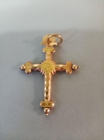 null Cross of corsage in yellow gold 

Weight: 1,39 gr