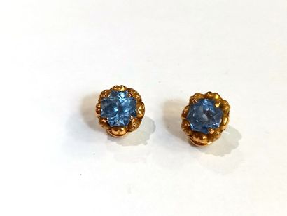 null Pair of ear clips in 18K (750) yellow gold. Clawed with an imitation blue stone.

Gross...
