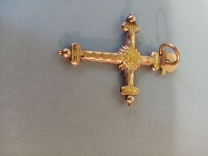 null Cross of corsage in yellow gold 

Weight: 1,39 gr