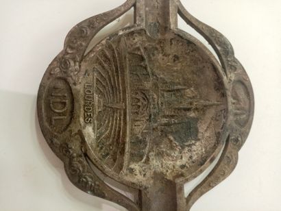 null Max LE VERRIER (1891-1973), vide-poche en bronze Quadrige, Décadrachme de Syracuse...
