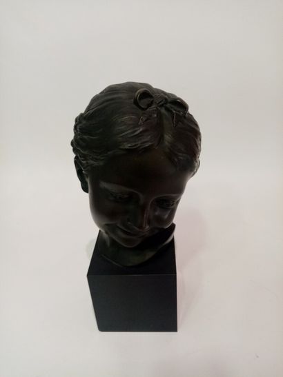 null Buste de jeune fille en bronze socle en marbre noir vers 1930 

H. 32 cm