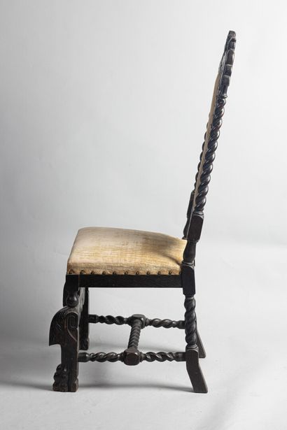 null Suite de quatre chaises en chêne sculpté 

Travail espagnol 

H. 125 cm