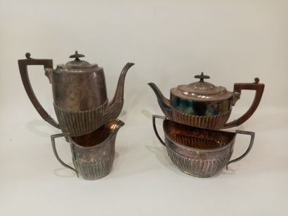 Service à thé en métal argenté modèle anglais...
