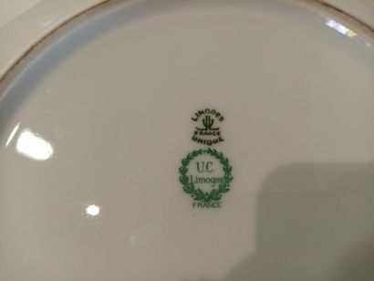 null U.C Limoges, plat et 12 assiettes à dessert 

D. 28 cm