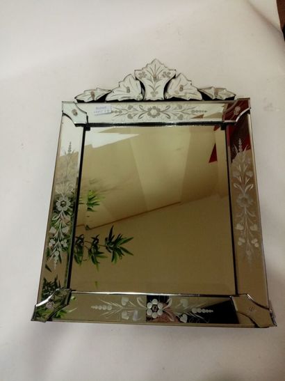 null Miroir vénitien en verre biseauté et gravé

57 x 40 cm