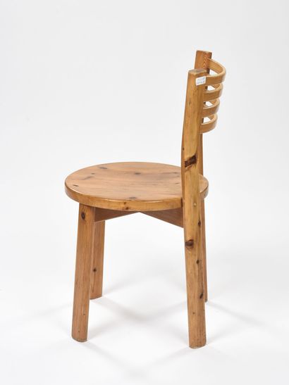 null Dans l'esprit de Rainer DAUMILLER 

Suite de trois chaises entièrement en pin...