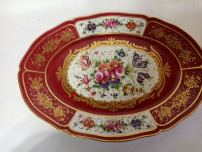 null Soupière en porcelaine à décor de fleurs et liseré doré 

L. 40 cm - H. 30 ...