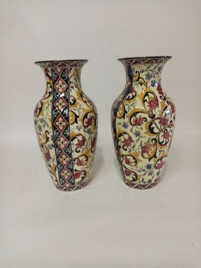 null GIEN, paire de vases en faïence à déocr polychrome de motif ottomans.

Marque...