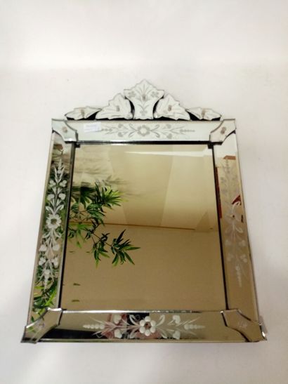 null Miroir vénitien en verre biseauté et gravé

57 x 40 cm