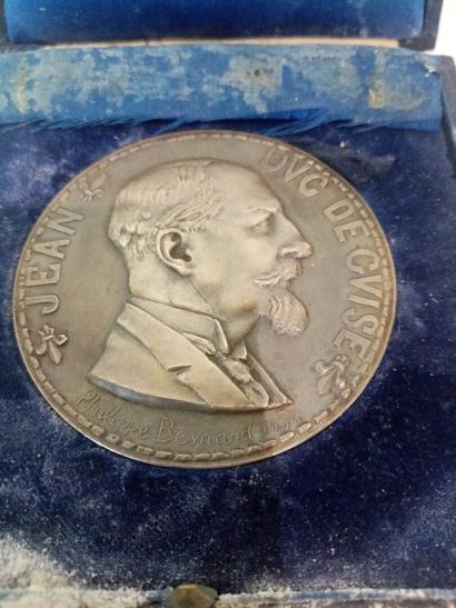 null Médaille représentant le buste de Jean, duc de Guise par Philippe Besnard, 1934....