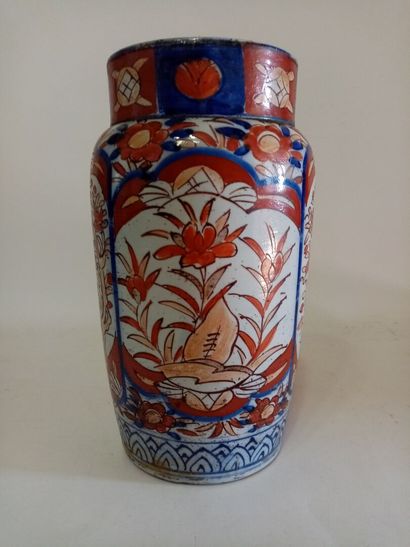 null IMARI 

Vase en porcelaine 

H. 25,5 cm