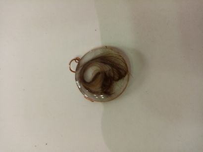 null Médaillon contenant des cheveux, monture en or 

D. 2,5 cm