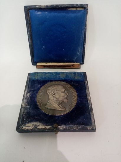 Médaille représentant le buste de Jean, duc...