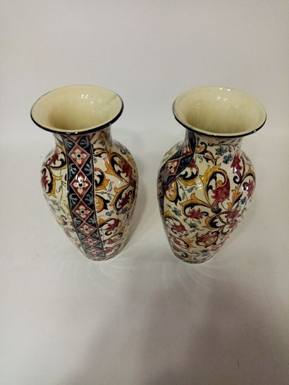 null GIEN, paire de vases en faïence à déocr polychrome de motif ottomans.

Marque...