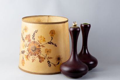 null Paire de vases en porcelaine dont l'un monté en lampe 

H. 32 cm