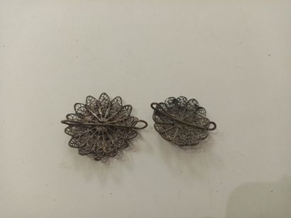 null Lot de deux broches en métal argenté ajouré en forme de fleurs 

L. 4 et 3 ...