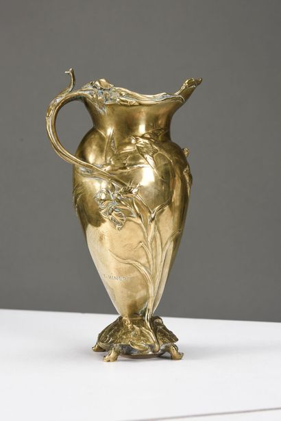  Louis-Théophile HINGRE (1832-1911) 
Période Art Nouveau 
Cruche en bronze doré à...