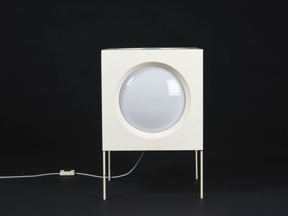 null TRAVAIL 1970

Lampe de parquet de forme cube et enserrant un diffuseur de forme...