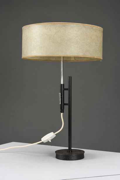 null TRAVAIL 1950

Lampe de table à base circulaire d'où s'élève un fût en métal...