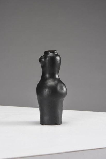 null Robert (1930-2008) et Jean CLOUTIER (1930- 2015)

Femme 

Vase anthropomorphe...