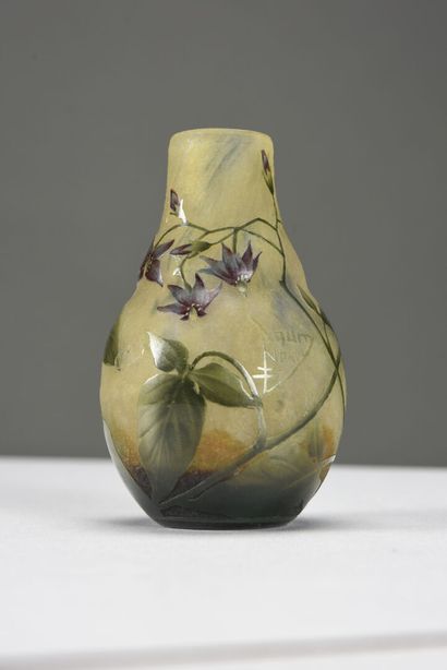  DAUM NANCY 
Vase miniature à base renflée à col légèrement rétréci. Épreuve en verre...