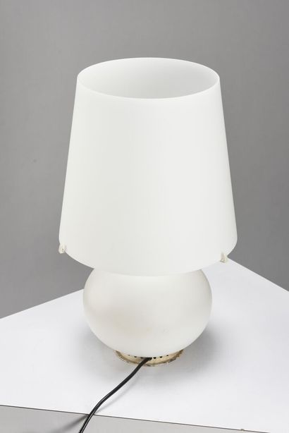 null Max INGRAND (1908-1969)

Paire de lampes en opaline, modèle 1853 à pied boule...