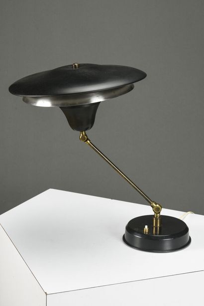 null Dans l'esprit de Poul HENNINGSEN

Lampe de table à base circulaire en métal...