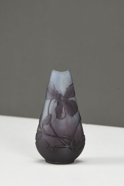 null Émile GALLÉ (1904-1936) 

Vase miniature de forme conique.sur un léger piédouche.

Épreuve...