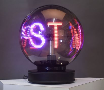 null TRAVAIL 1990

Lampe de forme boule en verre transparent à diffuseurs de lettres...