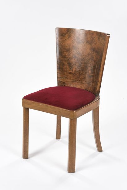  TRAVAIL ART DECO 
Suite de six chaises à dossier légèrement courbé en placage de...