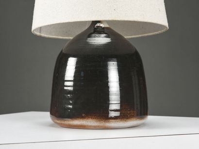 null TRAVAIL 1960

Grande lampe de table en grès émaillé brun foncé et marron clair....