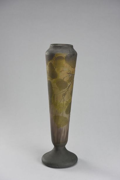  DAUM NANCY 
Vase de forme balustre à en verre doublé à décor dégagé à l'acide de...