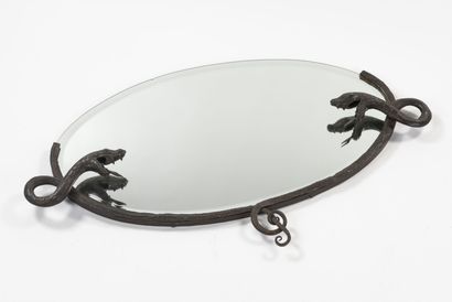 null TRAVAIL LYONNAIS

Miroir mural de forme ovale à encadrement en fer forgé et...