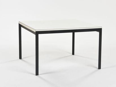 null Florence KNOLL (1917 - 2019)

Table basse modèle T-angle à structure en métal...