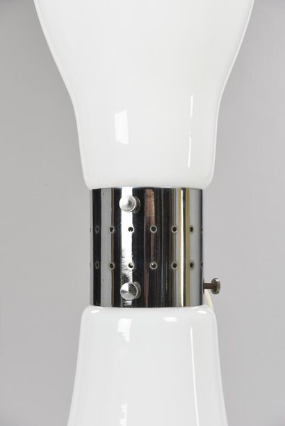 null Carlon NASON (Né en 1936)

Grande lampe à deux feux modèle Birillo composée...
