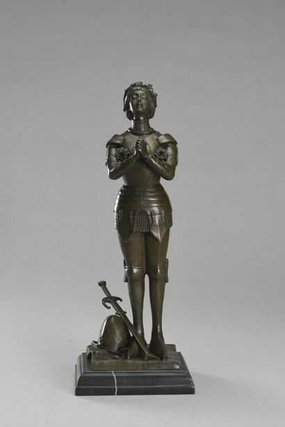  ANGELO (XIX-XX ème) 
Jeanne d'arc 
Bronze figurant Jeanne D'arc en cuirasse reposant...