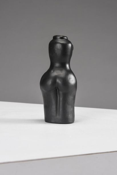 null Robert (1930-2008) et Jean CLOUTIER (1930- 2015)

Femme 

Vase anthropomorphe...