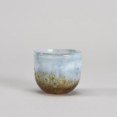 null Kjell ENGMAN (né en 1946)

Vase miniature en verre soufflé à décor polychrome...