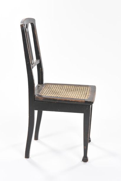  TRAVAIL ART AND CRAFT 
Chaise à structure en chêne teinté foncé à dossier ajouré...