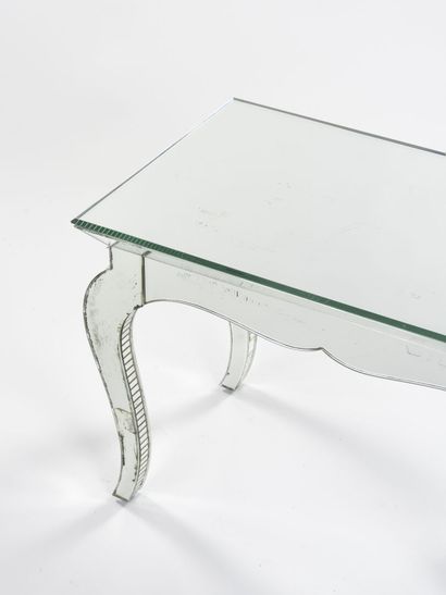 null Serge ROCHE (1898-1988)

Table d'appoint à plateau rectangulaire reposant sur...