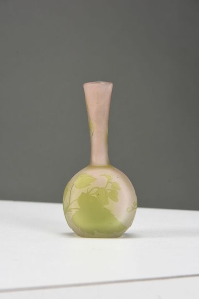 Émile GALLÉ (1904-1936) 
Vase miniature à...