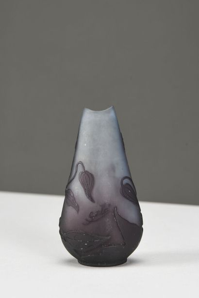  Émile GALLÉ (1904-1936) 
Vase miniature de forme conique.sur un léger piédouche....