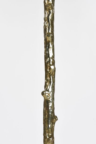 null TRAVAIL 1960 

Lampadaire tripode en bronze doré imitant un tronc d'arbre finissant...