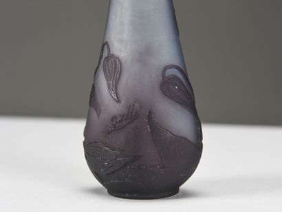 null Émile GALLÉ (1904-1936) 

Vase miniature de forme conique.sur un léger piédouche.

Épreuve...