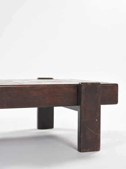 null DAN (XX ème)

Table basse à encadrement en bois teinté foncé à quatre pieds...